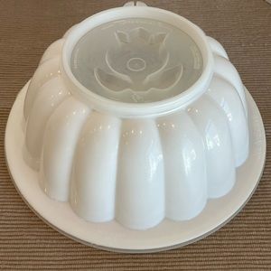 Tupperware Vintage Jello Mold with 4 Discs.